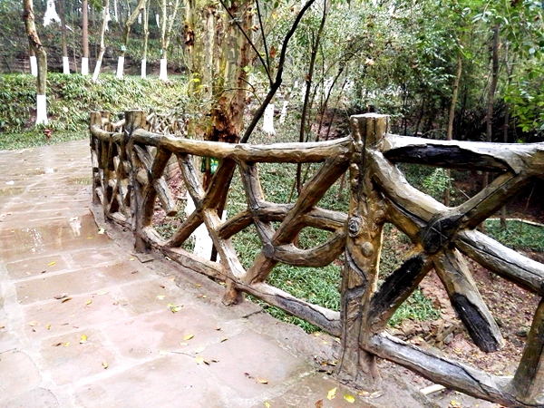 大足石刻世界文化遗产景区北山公园园林道路边的仿木栏杆