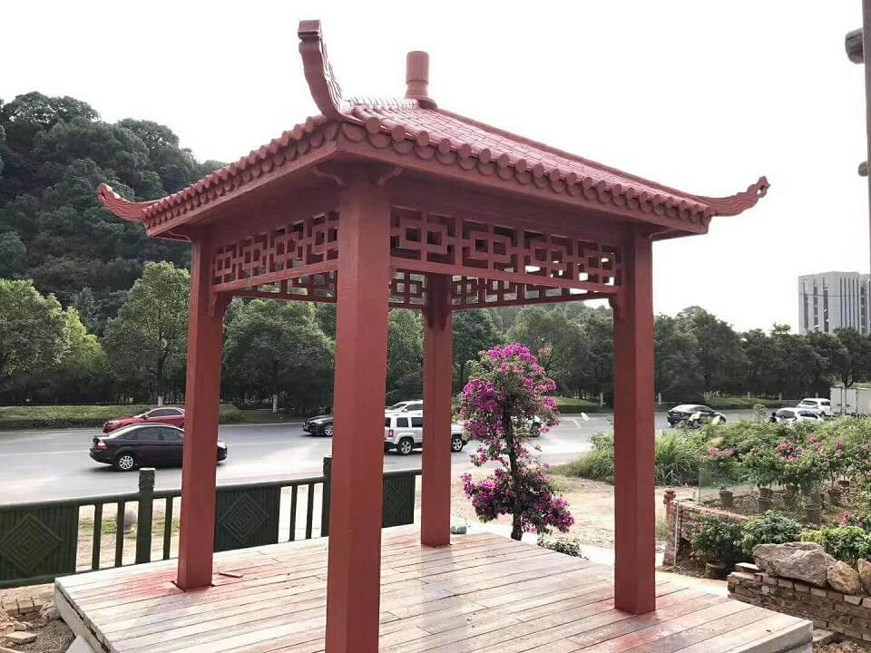 夏日炎炎，仿木凉亭下乘凉好惬意!